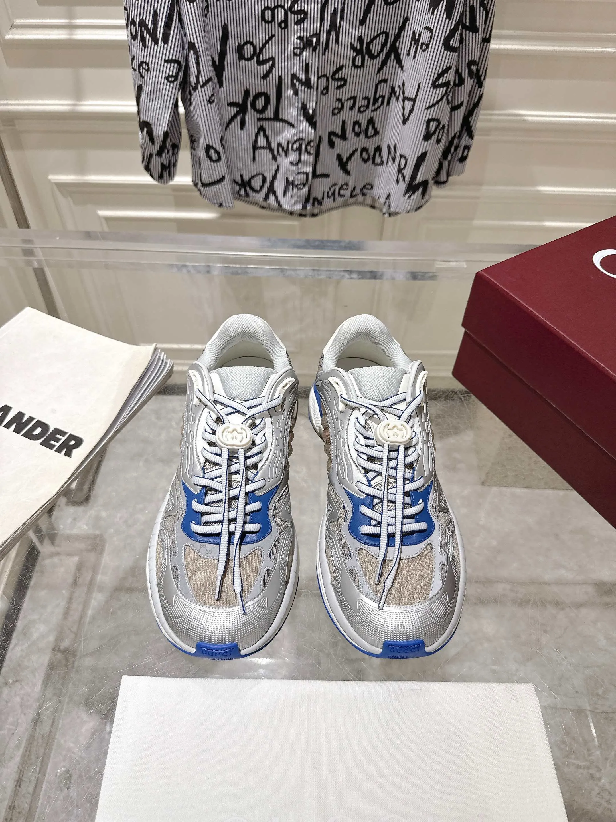 👟👟Ex-factory price 980👟👟Upgraded version with airplane case Gucci Gucci 25ss hot new style couple style retro sports shoes dad shoes This Gucci 2.0 reinterprets the brand's iconic striped webbing elements. This new interpretation of iconic details uses EVA thick soles with a smart silhouette, bringing a stable and comfortable wearing experience. Delivered in exquisite packaging. Fabric: Made of original imported cowhide/technical fabric. Inner foot pad: Breathable mesh. Heel height: 4cm. Sole: Original customized ultra-light foam rubber outsole. Size: 35-45 (women's size 40, men's size 45, custom-made, non-returnable)
